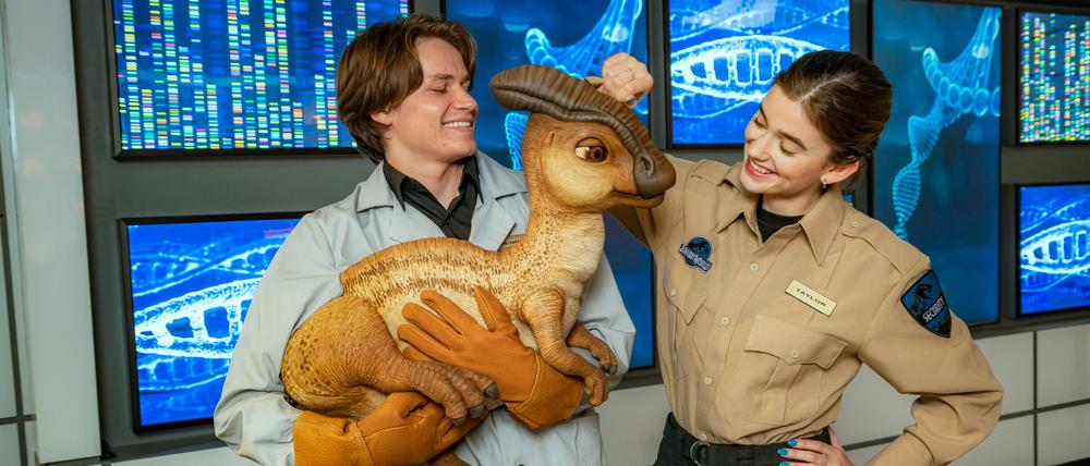 Streicheln erlaubt: „Labormitarbeiter“ zeigen Besuchern einen kleinen Parasaurolophus.