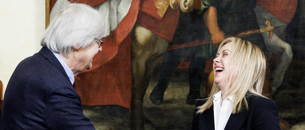 Die italienische Ministerpräsidentin Giorgia Meloni (r.) und Kultur-Staatssekretär Vittorio Sgarbi