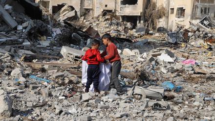 Palästinensische Kinder sammeln Gegenstände in den Trümmern zerstörter Gebäude im Flüchtlingslager Dschabalia am Rande von Gaza-Stadt.