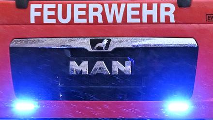 Potsdam, 27.11.2023 / Lokales / Feuerwehr Potsdam, Feuerwehr-Lkw, Rettungsfahrzeug, Feuerwehrfahrzeug, im Einsatz, Blaulicht, Symbolfoto, Genrebild, Foto: Ottmar Winter PNN ACHTUNG: Foto ist ausschließlich für redaktionelle Berichterstattung der PNN und des TGSP! Eine kommerzielle Nutzung, z.B. Werbung, ist ausgeschlossen. Die Weitergabe an nicht autorisierte Dritte, insbesondere eine weitergehende Vermarktung über Bilddatenbanken, ist unzulässig.