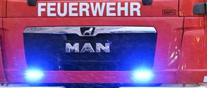 Potsdam, 27.11.2023 / Lokales / Feuerwehr Potsdam, Feuerwehr-Lkw, Rettungsfahrzeug, Feuerwehrfahrzeug, im Einsatz, Blaulicht, Symbolfoto, Genrebild, Foto: Ottmar Winter PNN ACHTUNG: Foto ist ausschließlich für redaktionelle Berichterstattung der PNN und des TGSP! Eine kommerzielle Nutzung, z.B. Werbung, ist ausgeschlossen. Die Weitergabe an nicht autorisierte Dritte, insbesondere eine weitergehende Vermarktung über Bilddatenbanken, ist unzulässig.