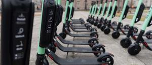 Roller des Start Ups Tier stehen waehrend der Demonstration f??r eine Ber??cksichtigung aller Elektrokleinstfahrzeuge in der geplanten Verordnung des BMVI am 13.12.2018 in Berlin, Deutschland. Der Veranstalter Electric Empire setzt sich f??r die Legalisierung aller Elektrokleinstfahrzeuge ein, da sich der aktuelle Entwurf zur anstehenden ???Verordnung f??r Elektrokleinstfahrzeuge??? des Bundesministerium f??r Verkehr und digitale Infrastruktur sich ausschlie??lich auf Elektro-Roller fokussiert. *** Start Ups Tier scooters stand for a consideration of all miniature electric vehicles in the planned BMVI regulation on 13 12 2018 in Berlin Germany During the demonstration, the organizer Electric Empire advocates the legalization of all miniature electric vehicles since the current draft of the upcoming BMVI regulation for miniature elect  

Elektrokleinstfahrzeuge könnten bald sogar die Gehwege unsicher machen.