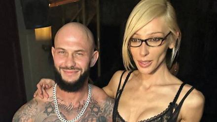Party-Initiatorin Anastasia Iwlejewa posiert auf der Party „Almost Naked“ mit dem Rapper „GeeGun“.