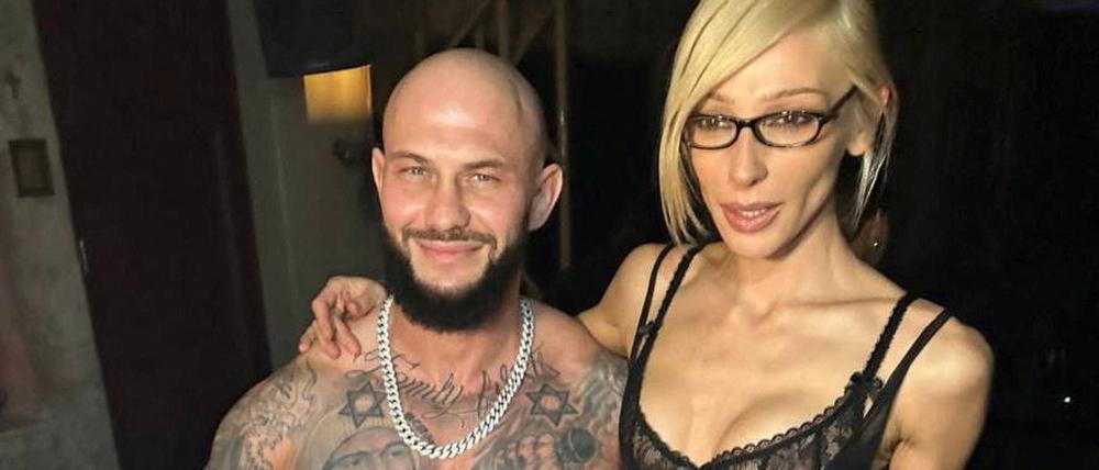 Party-Initiatorin Anastasia Iwlejewa posiert auf der Party „Almost Naked“ mit dem Rapper „GeeGun“.