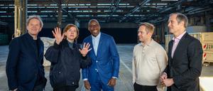 10.01.2024, Berlin: Ephraim Gothe (SPD,l-r), Bezirksstadtrat Berlin-Mitte, Antje Blumenstein, Vorstand des Uferhallen e.V., Joe Chialo (CDU), Senator für Kultur und Gesellschaftlichen Zusammenhalt, Felix Fessard, Managing Director der Augustus Management GmbH, und Jasper Bieger, Geschäftsführer der Kulturraum Berlin gGmbH, nach einer Pressekonferenz zur die Rettung der Uferhallen als Kulturstandort in der früheren Haupthalle der BVG. 