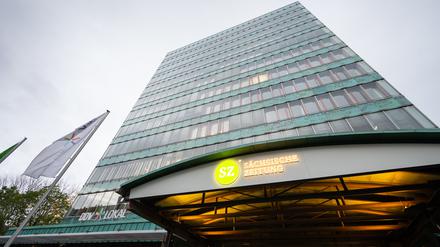 Der Schriftzug „Sächsische Zeitung“ steht über dem Eingang am Haus der Presse, dem Sitz DDV-Mediengruppe.