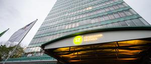 Der Schriftzug „Sächsische Zeitung“ steht über dem Eingang am Haus der Presse, dem Sitz DDV-Mediengruppe.