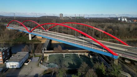 Marode Infrastruktur: Die A42 ist gesperrt, weil auf der Brücke über den Rhein-Herne-Kanal zwischen Essen und Bottrop schwere Schäden entdeckt wurden.
