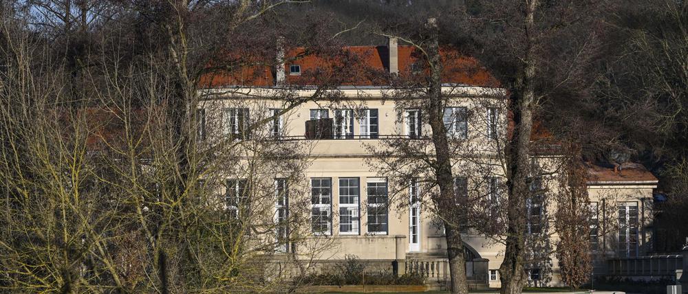 Blick auf ein Gästehaus in Potsdam, in dem AfD-Politiker nach einem Bericht des Medienhauses Correctiv im November an einem Treffen teilgenommen haben sollen. Daran soll auch der bekannteste Vertreter der rechtsextremen Identitären Bewegung, Martin Sellner, teilgenommen haben.