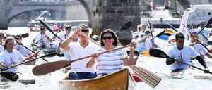 Anne Hidalgo (vorne), Bürgermeisterin von Paris, und der Co-Vorsitzende der Pariser Olympia-Bewerbung, Tony Estanguet, paddeln auf der Seine. 
