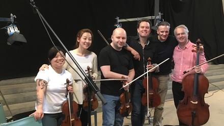 Musikerinnen und Musiker von „Spectrum Concerts“ nach einer CD-Aufnahme