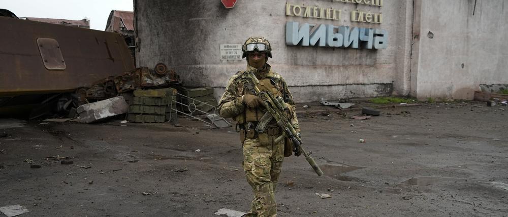 Ein russischer Soldat patrouilliert durch einen zerstörten Bereich des Iljitsch Eisen- und Stahlwerks Mariupol.