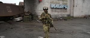 Ein russischer Soldat patrouilliert durch einen zerstörten Bereich des Iljitsch Eisen- und Stahlwerks Mariupol.