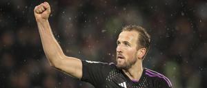 Typische Handbewegung. Harry Kane vom FC Bayern München bejubelt eines seiner vielen Tore. 