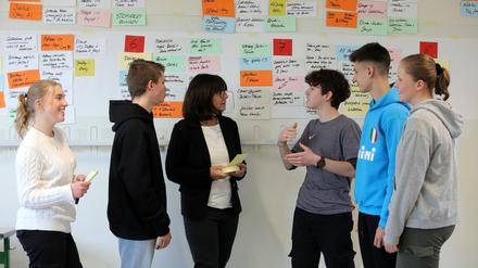 Schülerinnen und Schüler arbeiten in Workshops mit Autorin Carola Kupfer am Plot ihres eigenen Buches.