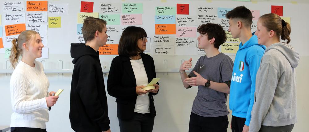 Schülerinnen und Schüler arbeiten in Workshops mit Autorin Carola Kupfer am Plot ihres eigenen Buches.
