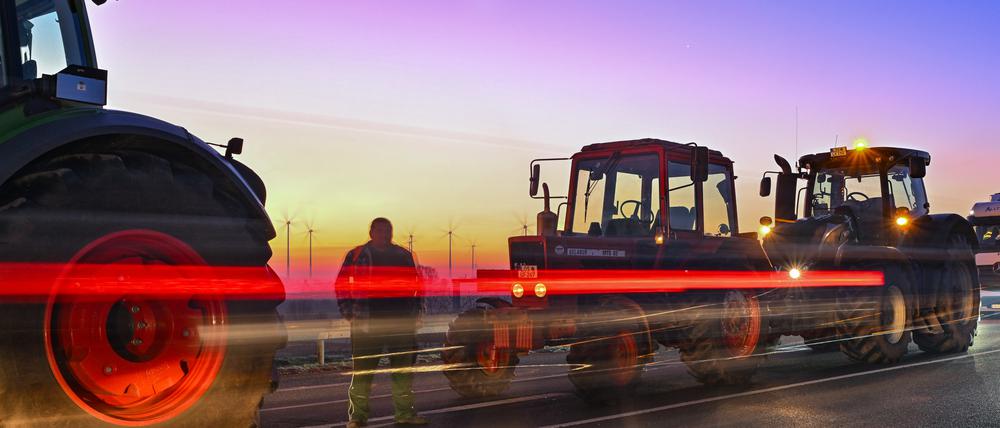 Landwirte blockierten am frühen Morgen mit ihren Fahrzeugen die Auffahrt auf die Autobahn A12 in Jacobsdorf. 