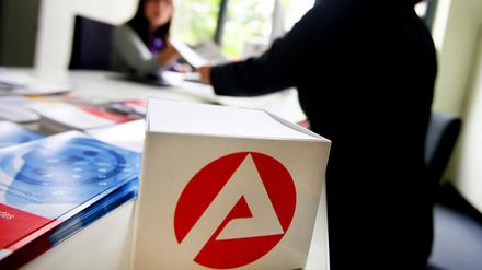 Eine Mitarbeiterin der Bundesagentur für Arbeit berät eine Kundin. (Symbolbild)