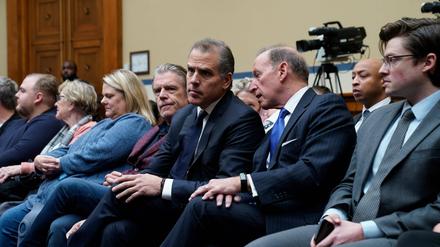 Hunter Biden (mitte) sitzt im Repräsentantenhaus neben seinem Anwalt (l).