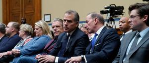 Hunter Biden (mitte) sitzt im Repräsentantenhaus neben seinem Anwalt (l).