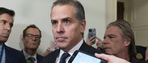 Hunter Biden, der Sohn von US-Präsident Biden, spricht in Begleitung seines Anwalts Abbe Lowell (l), mit Reportern, als sie eine Anhörung des House Oversight Committee verlassen. 
