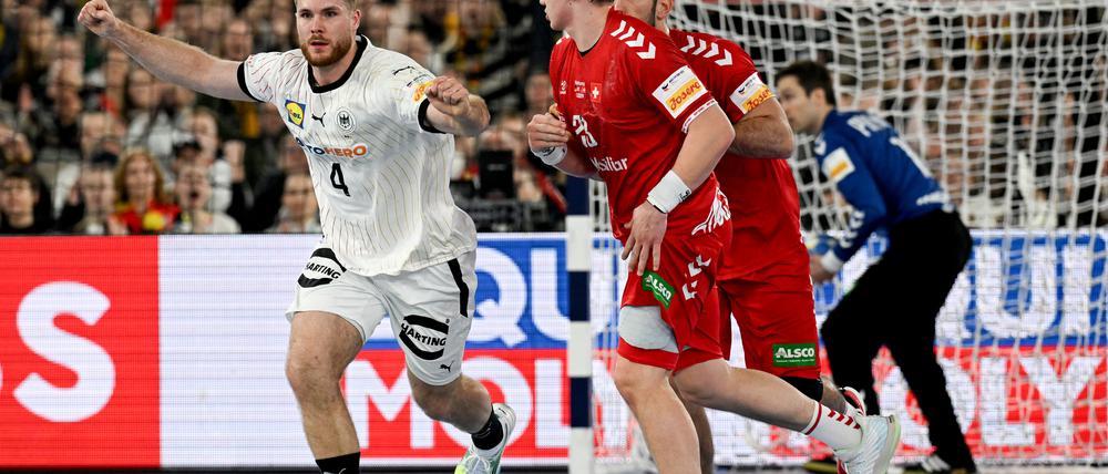 10.01.2024, Nordrhein-Westfalen, Düsseldorf: Handball: EM, Deutschland - Schweiz, Vorrunde, Gruppe A, 1. Spieltag in der Merkur Spiel-Arena. Deutschlands Johannes Golla läuft jubelnd zurück in die eigene Hälfte. Foto: Federico Gambarini/dpa +++ dpa-Bildfunk +++