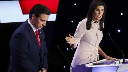 Nikki Haley (r.) hat wohl deutlich bessere Chancen als Ron DeSantis, um Donald Trump als Präsidentschaftskandidat zu verhindern.