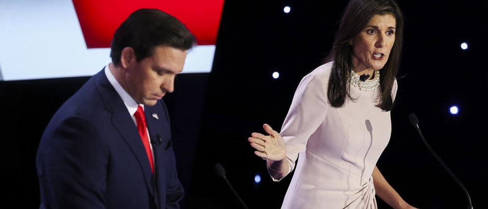 Nikki Haley (r.) hat wohl deutlich bessere Chancen als Ron DeSantis, um Donald Trump als Präsidentschaftskandidat zu verhindern.