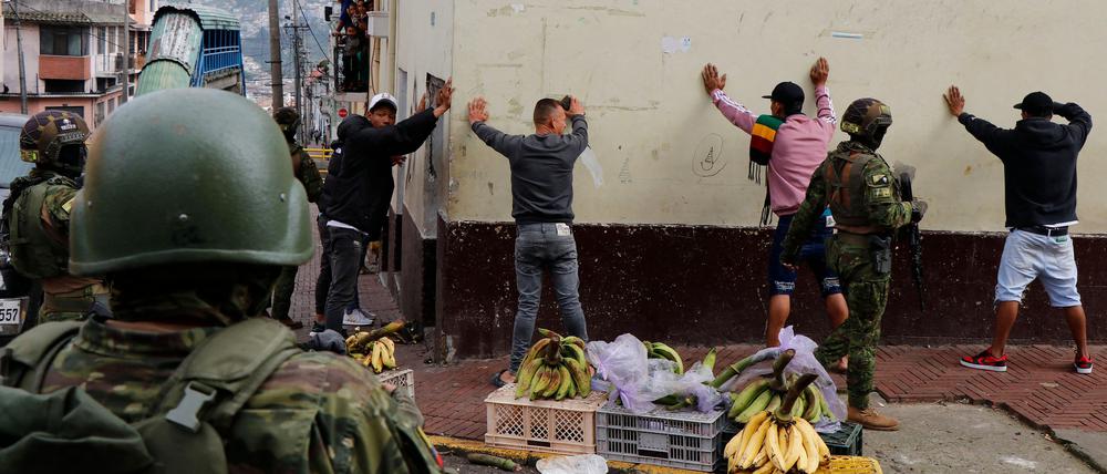 Soldaten bei einer Razzia in Quito.