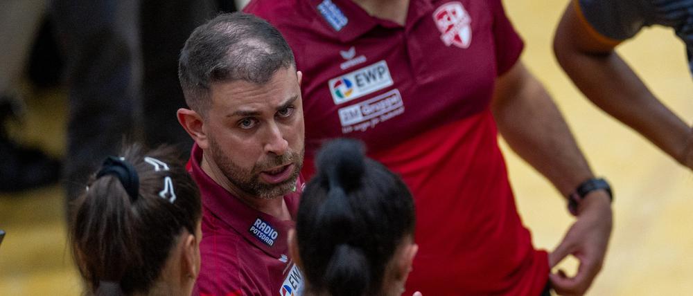 ARCHIV - 20.10.2023, Mecklenburg-Vorpommern, Schwerin: Volleyball, Frauen: Bundesliga, SSC Palmberg Schwerin - SC Potsdam, Hauptrunde, 3. Spieltag, Palmberg-Arena. Trainer Riccardo Boieri vom SC Potsdam im Spiel SSC Palmberg Schwerin gegen SC Potsdam. Potsdam gewann in der Champions League. (zu dpa: «SC Potsdam in der Champions League: «Weitermachen, immer weitermachen»») Foto: Jens Büttner/dpa +++ dpa-Bildfunk +++