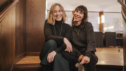 Club der getrennten Eltern Podcast mit Kristina Basiner und Janet Nowaczyk (blond). Fotografiert am 4. Januar 2023 in Berlin.