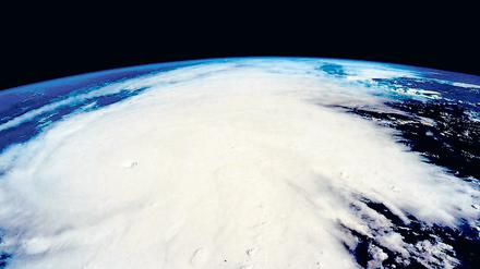 Zusätzlich in die Atmosphäre gelangende Wärme und Feuchtigkeit verstärkt Stürme mit heftigeren Regenfällen und stärkeren Winden, so die Wissenschaftler.