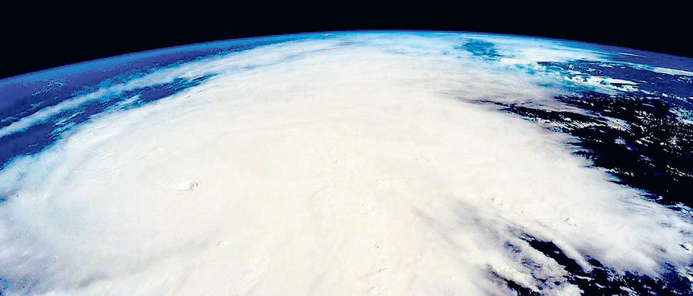 Zusätzlich in die Atmosphäre gelangende Wärme und Feuchtigkeit verstärkt Stürme mit heftigeren Regenfällen und stärkeren Winden, so die Wissenschaftler.