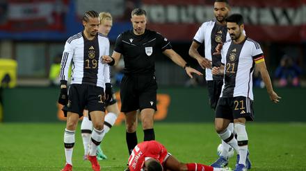 Österreichs Phillipp Mwene liegt nach einer Tätlichkeit von Deutschlands Leroy Sané (li.) am Boden.
