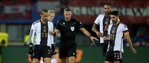 Österreichs Phillipp Mwene liegt nach einer Tätlichkeit von Deutschlands Leroy Sané (li.) am Boden.