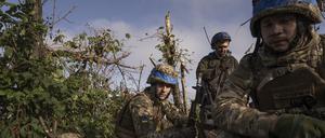 Ukrainische Soldaten befinden sich an der Front.
