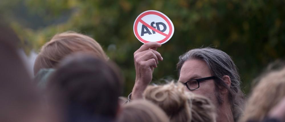 Demonstranten protestieren am 24.09.2017 in Berlin vor einem Hochhaus gegen die Wahlparty der Partei Alternative für Deutschland (AfD). Foto: Klaus-Dietmar Gabbert/dpa ++ +++ dpa-Bildfunk +++