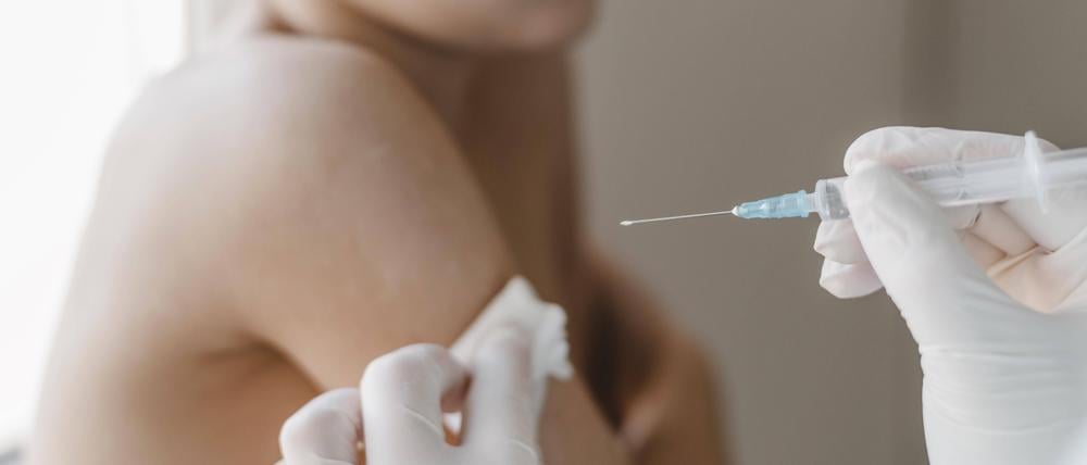 Ein Kind wird geimpft.