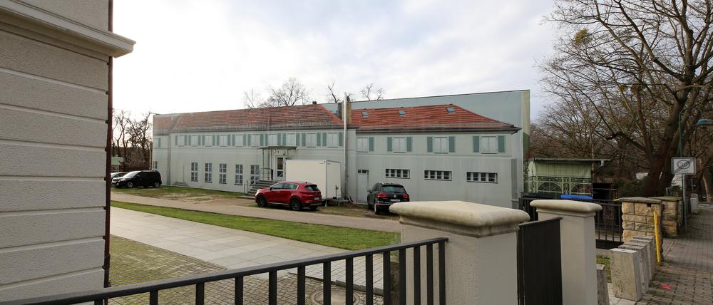Villa Adlon in Potsdam Neu Fahrland. In ein Nebengbäude ist der regionale Radiosender "BHeins" gezogen.