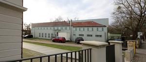 Villa Adlon in Potsdam Neu Fahrland. In ein Nebengbäude ist der regionale Radiosender "BHeins" gezogen.