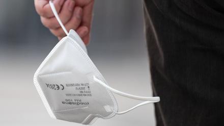 Ein Passant trägt eine FFP2-Maske. 