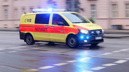 Potsdam, 05.12.2022 / Lokales / Notarzt, Notarztwagen im Einsatz, Rettungswagen, Blaulicht, Breite Straße, Breite Strasse, Stadtbilder, Foto: Ottmar Winter PNN ACHTUNG: Foto ist ausschließlich für redaktionelle Berichterstattung der PNN und des TGSP! Eine kommerzielle Nutzung, z.B. Werbung, ist ausgeschlossen. Die Weitergabe an nicht autorisierte Dritte, insbesondere eine weitergehende Vermarktung über Bilddatenbanken, ist unzulässig.