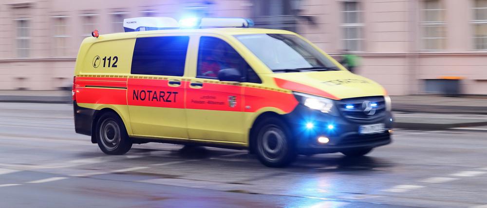 Potsdam, 05.12.2022 / Lokales / Notarzt, Notarztwagen im Einsatz, Rettungswagen, Blaulicht, Breite Straße, Breite Strasse, Stadtbilder, Foto: Ottmar Winter PNN ACHTUNG: Foto ist ausschließlich für redaktionelle Berichterstattung der PNN und des TGSP! Eine kommerzielle Nutzung, z.B. Werbung, ist ausgeschlossen. Die Weitergabe an nicht autorisierte Dritte, insbesondere eine weitergehende Vermarktung über Bilddatenbanken, ist unzulässig.