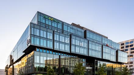 Promofotos des neuen Bürobaus VoltAir am Alexanderplatz hoch, für eine Architekturkritik. Credits sind Laurian Ghinitoiu bzw. Stirling-Elmendorf
