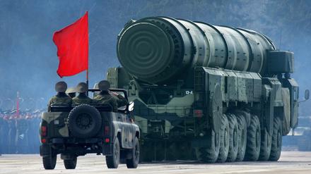 Eine mobile Startrampe für die atomwaffenfähige Interkontinentalrakete Topol-M wird bei einer Militärparade gezeigt