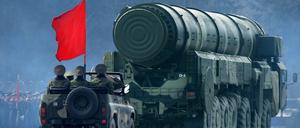 Eine mobile Startrampe für die atomwaffenfähige Interkontinentalrakete Topol-M wird bei einer Militärparade gezeigt