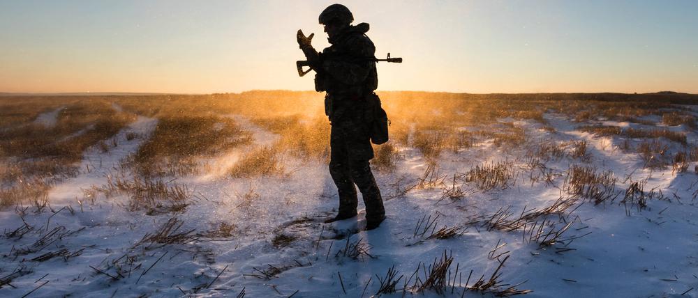 Die Silhouette eines Soldaten in der Nähe der Stadt Kramatorsk, Region Donezk.