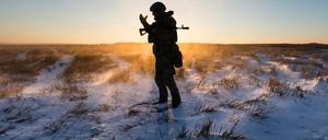 Die Silhouette eines Soldaten in der Nähe der Stadt Kramatorsk, Region Donezk.