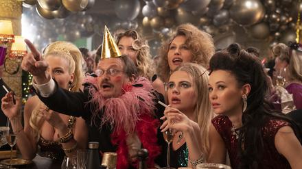 Unter Schönen und Reichen. Der Bankangestellte Caspar Tell (Milan Peschel) lässt es im „Palace“ zu Silvester 1999 krachen.