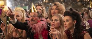 Unter Schönen und Reichen. Der Bankangestellte Caspar Tell (Milan Peschel) lässt es im „Palace“ zu Silvester 1999 krachen.